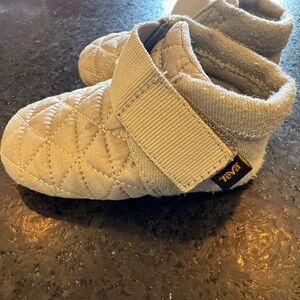 Teva Kids Quilted Light Gray Slip-On Slippers with Hook-and-Loop Strap